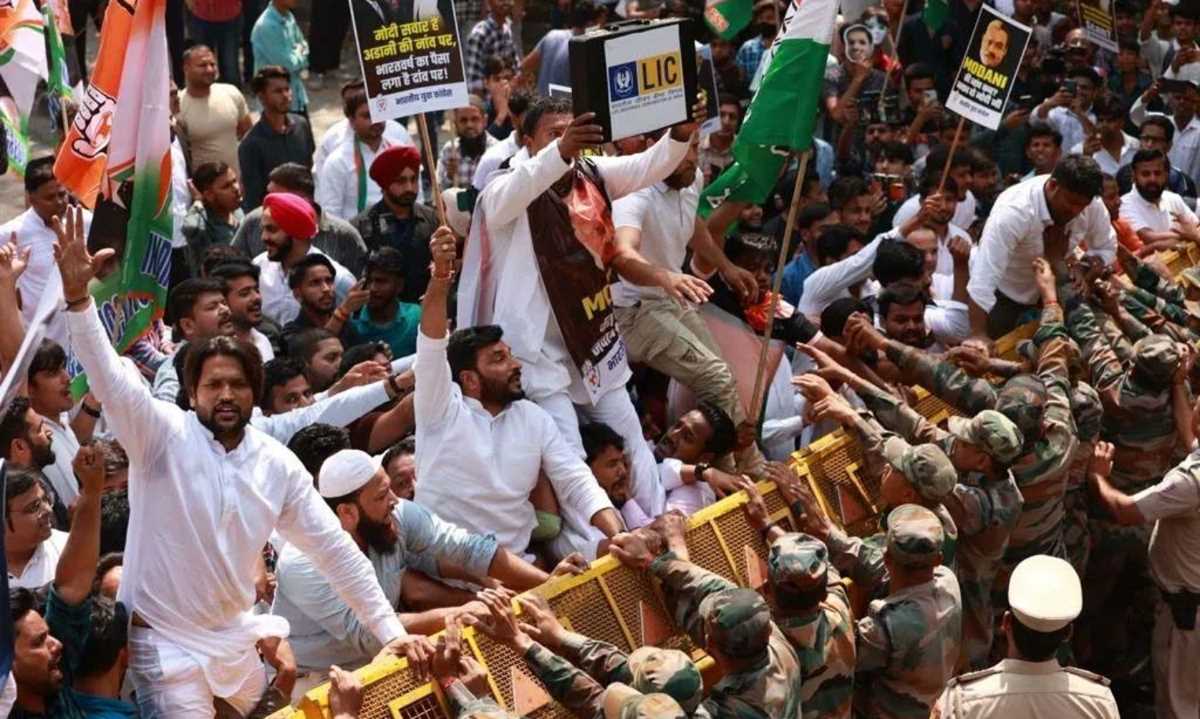 भारतीय युवा कांग्रेस ने सरकार के खिलाफ दिल्ली में राजभवन का घेराव किया